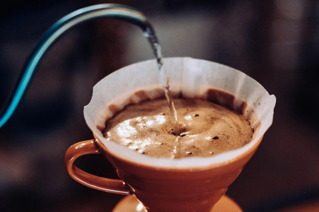 cafe_de_metodo_de_filtrado_siendo_preparado_con_un_dripper.
