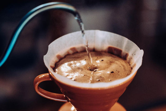 cafe_de_metodo_de_filtrado_siendo_preparado_con_un_dripper.