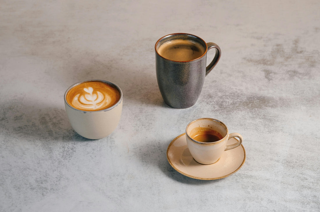 3 Tazas de café sobre una mesa gris