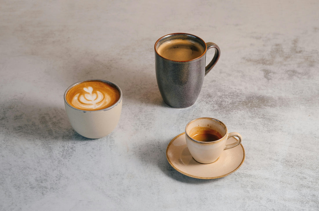 3 Tazas de café sobre una mesa gris