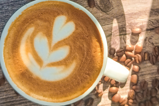 taza de cafe espresso centrada con un latte art sobre una mesa de madera y granos de café 