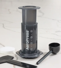 Elementos incluidos con la Aeropress: prensa, filtro, y accesorios para preparar café