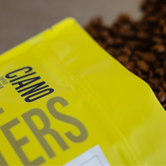 Bolsa rebosante de café de especialidad con granos recién tostados, lista para disfrutar