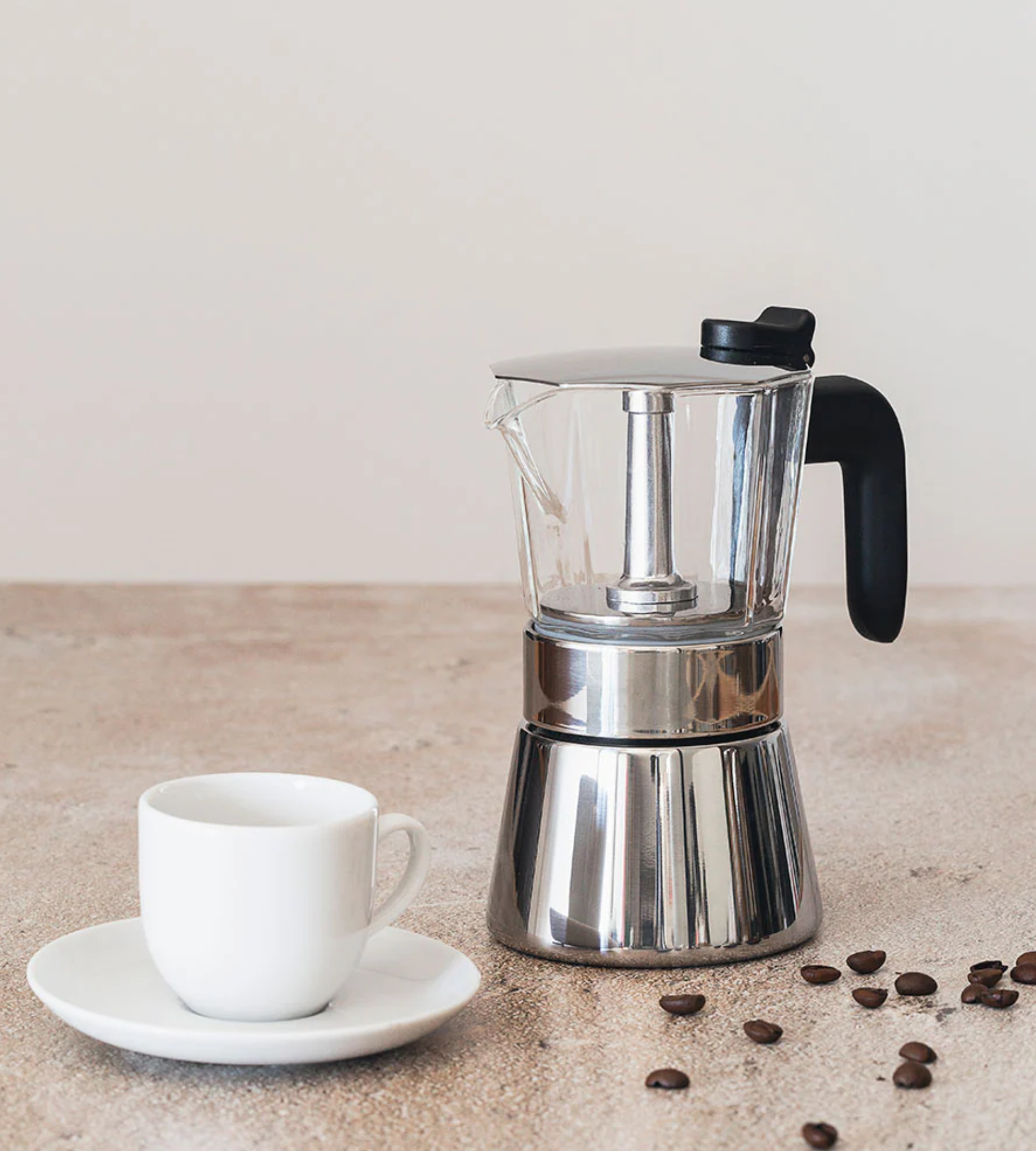 Disfrutando de un café espresso preparado con la cafetera Italiana Flavour Crystal Bra

