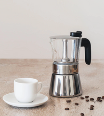 Disfrutando de un café espresso preparado con la cafetera Italiana Flavour Crystal Bra

