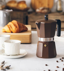 Disfrutando de un café preparado con la cafetera Monix color marrón