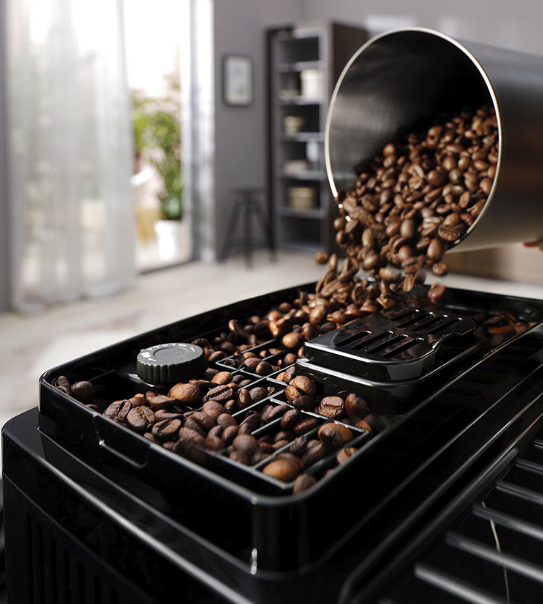 Proceso de rellenado de café en grano en la De'Longhi Magnifica Start