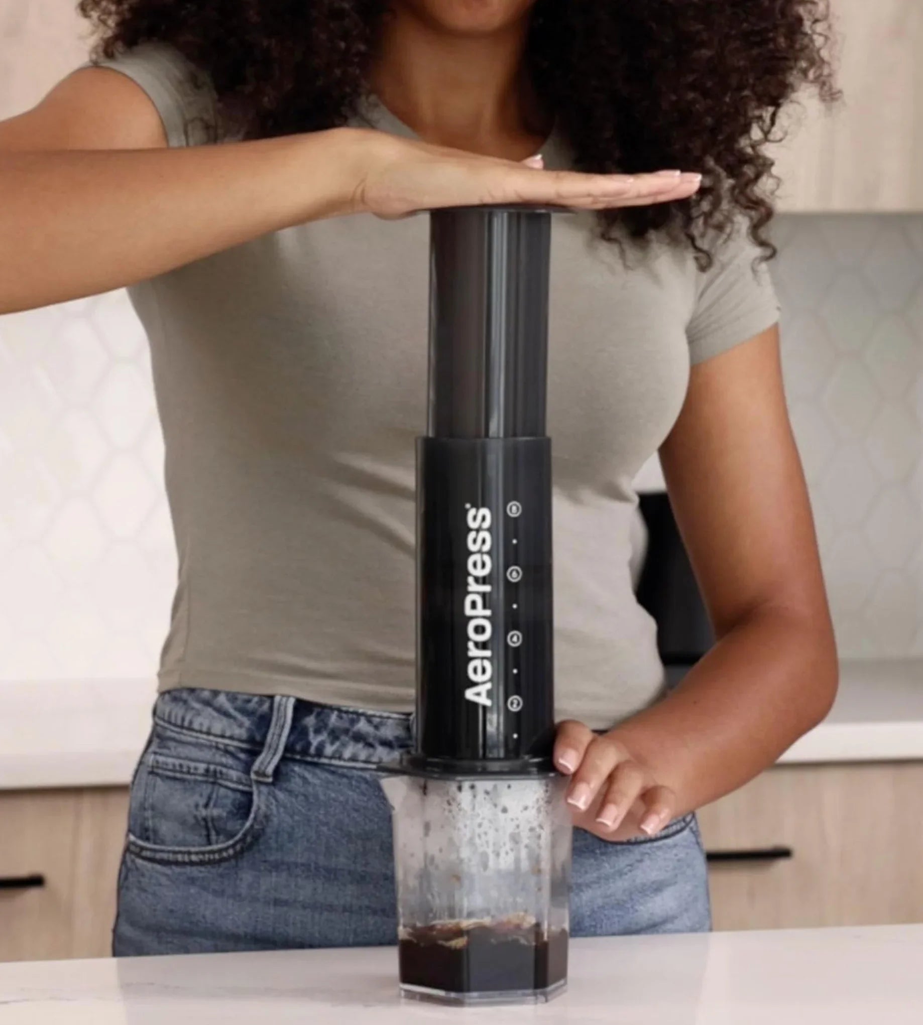 Filtros AeroPress en uso durante la preparación de café, listo para extraer espresso