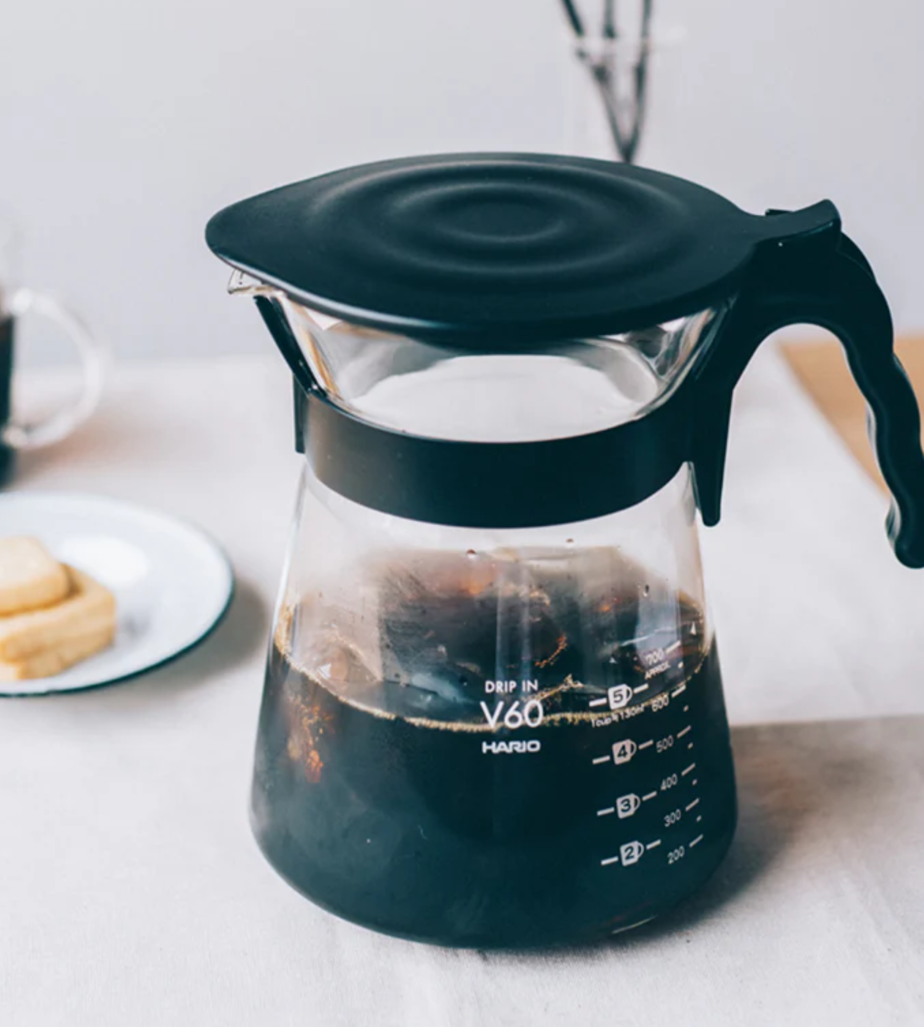 Preparando café con el Hario V60 Drip-in, vertiendo agua sobre el café molido
