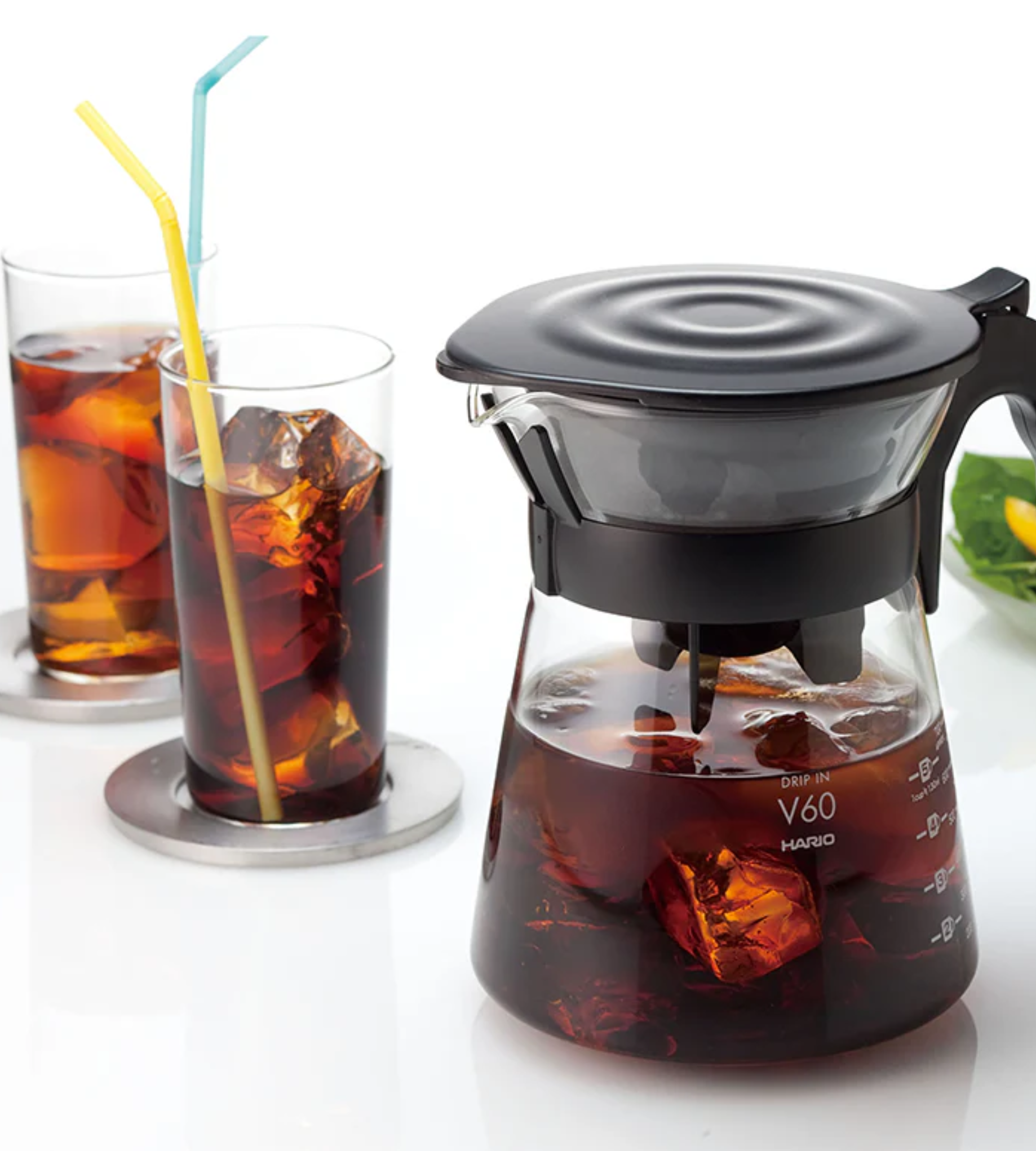 Sirviendo café recién filtrado con el Hario V60 Drip-in, listo para disfrutar