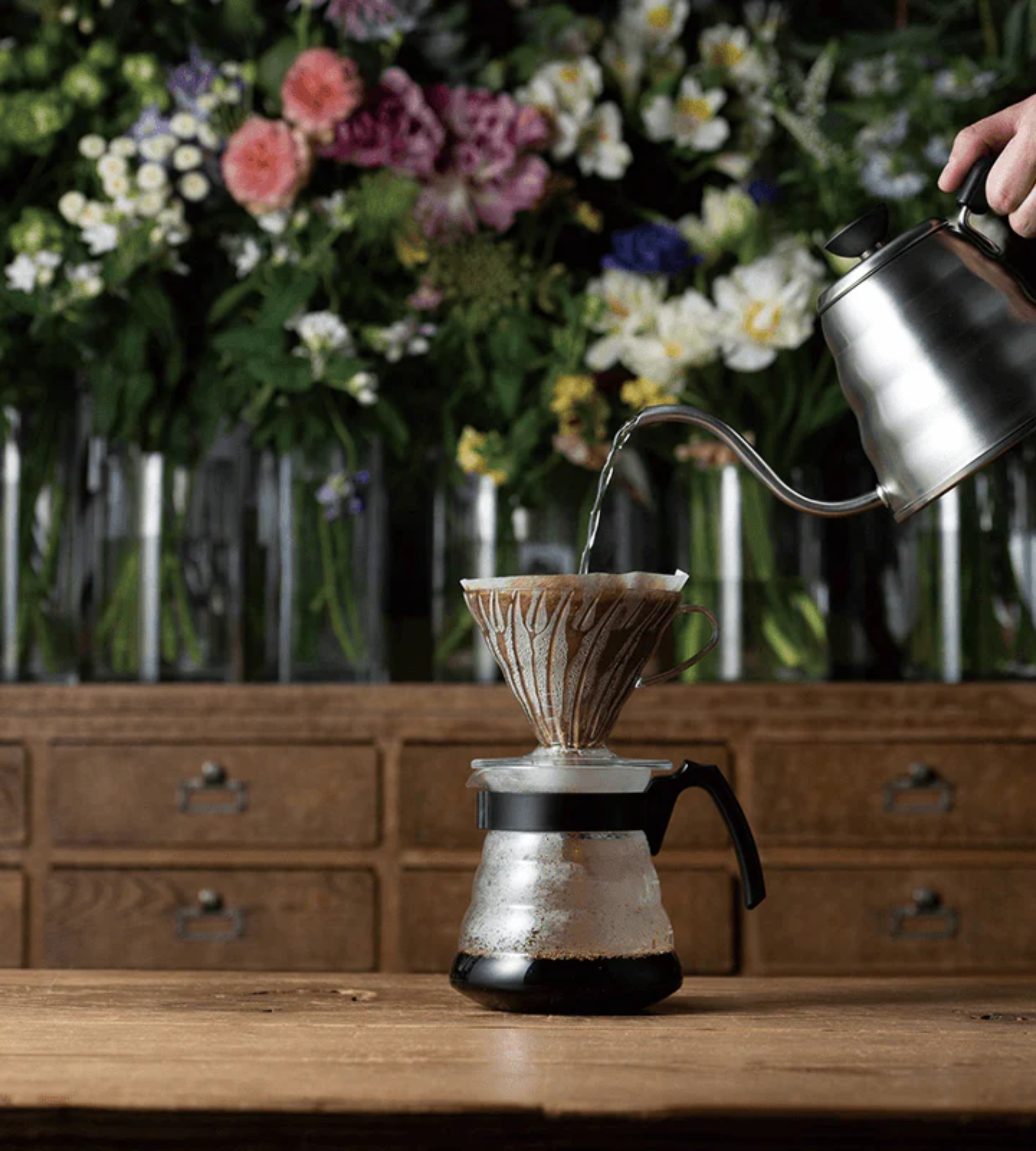 Disfrutando de café filtrado preparado con el Kit Completo V60 Hario