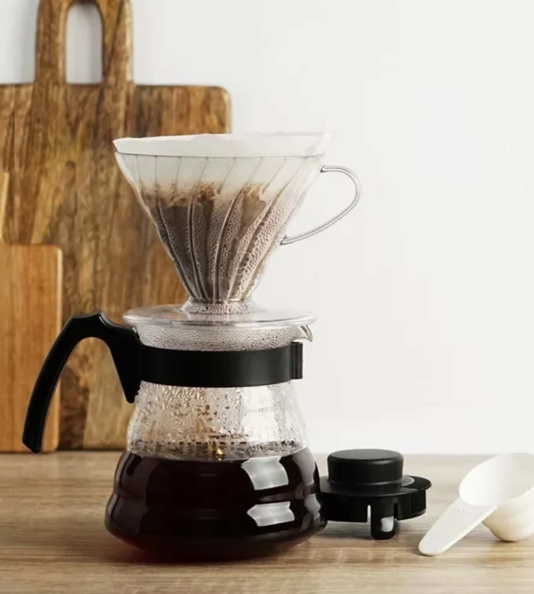 Preparando café con el Kit Completo V60 Hario, mostrando el uso del dripper y jarra