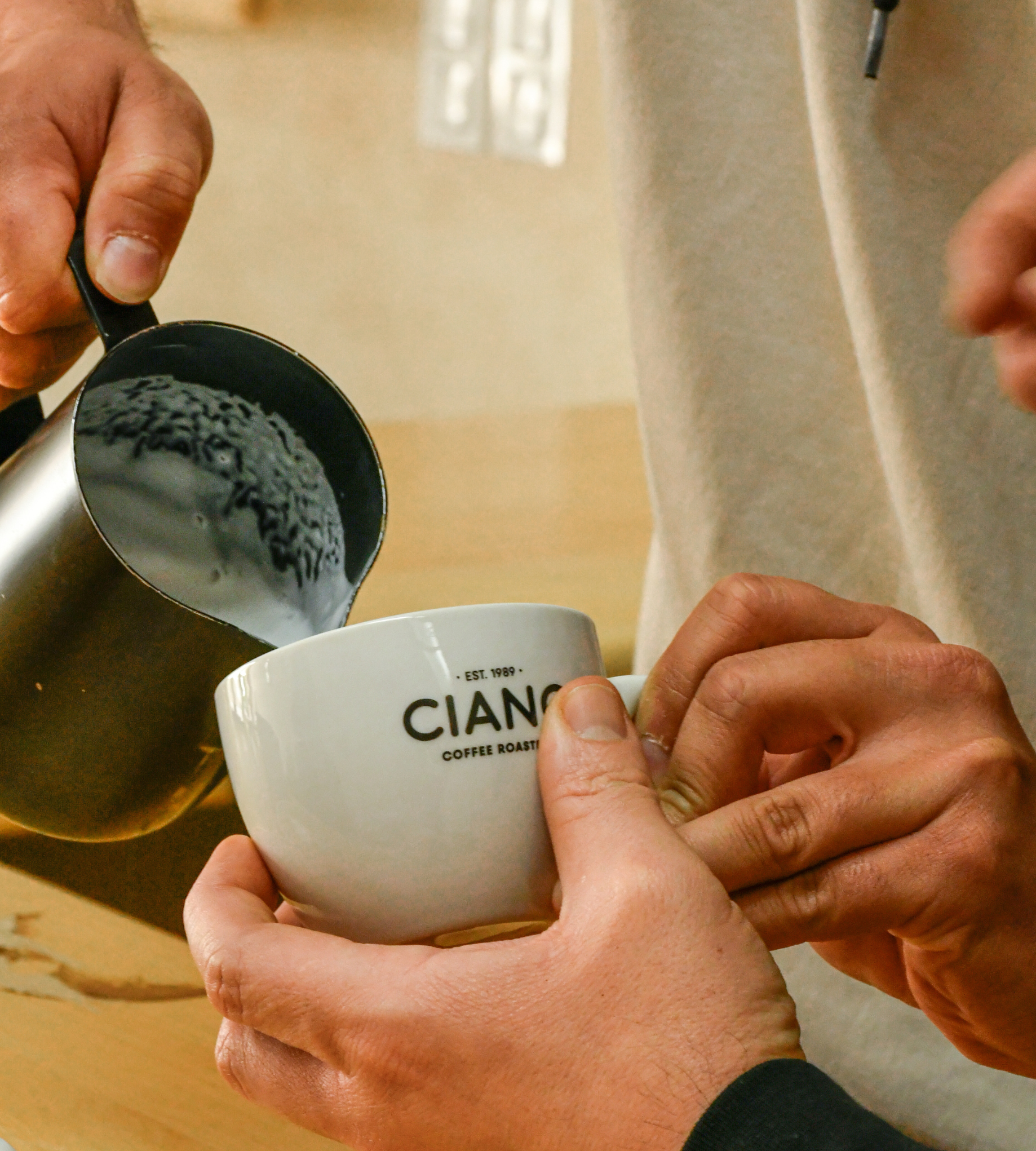 Latte art hecho en casa con café de Ciano Coffee, cremoso y bien texturizado
