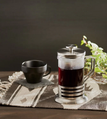 Disfrutando de café recién preparado con la Prensa Francesa 600ml Hario