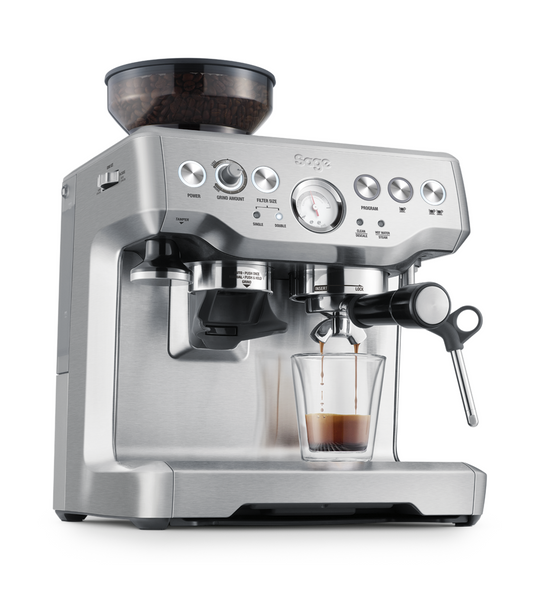 Vista frontal de la cafetera Sage Barista Express, máquina de espresso profesional

