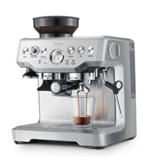Plano cenital de la cafetera Sage Barista Express con taza de café espresso