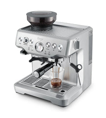 Perfil de la cafetera Sage Barista Express con taza preparada de espresso