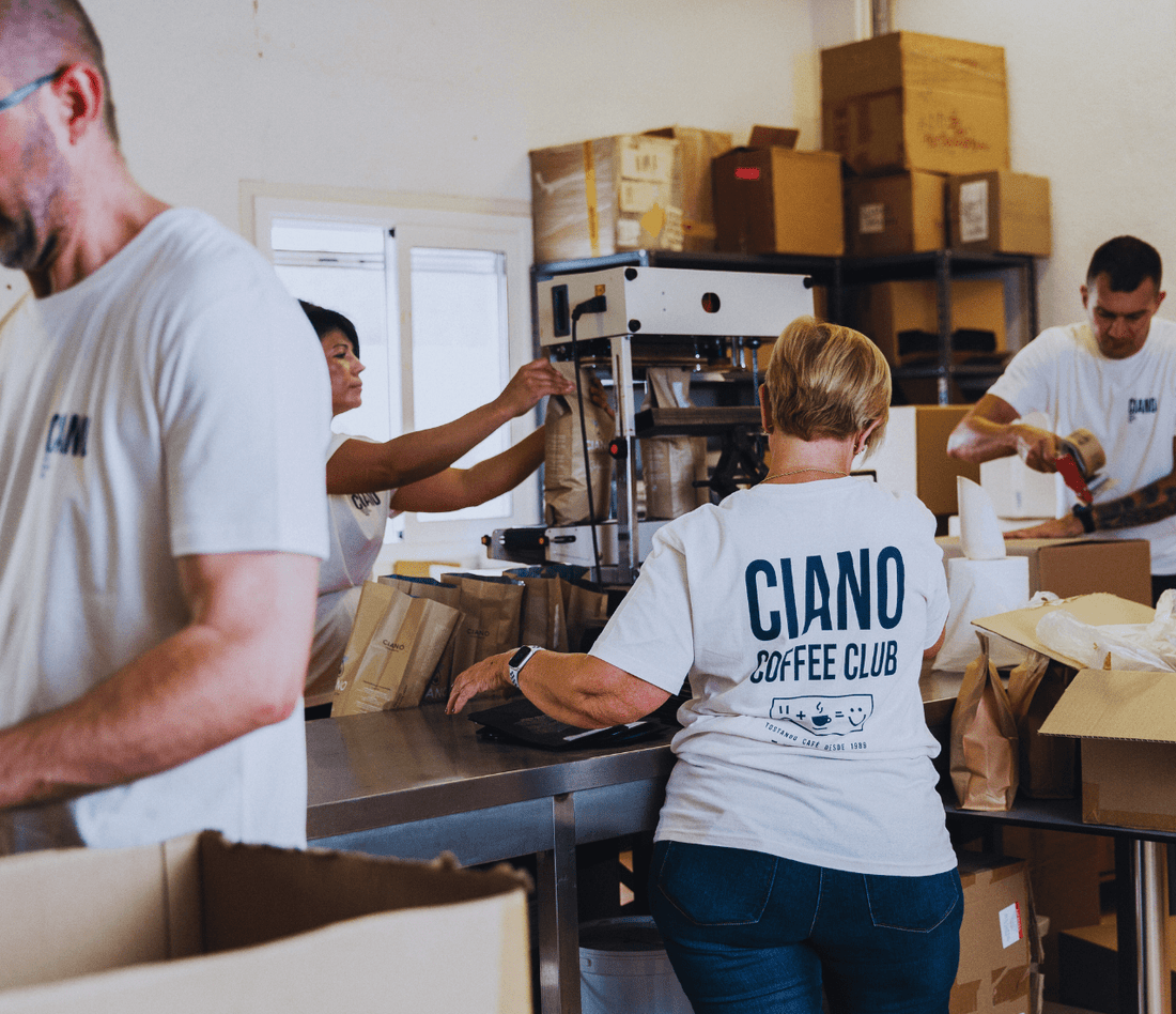 Equipo de Ciano preparando pedidos en el obrador de Alcover