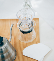 Preparando café con el V60 Dripper Hario, mostrando su uso práctico