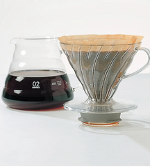 Disfrutando de café recién filtrado con el V60 Range Server 600ml Hario